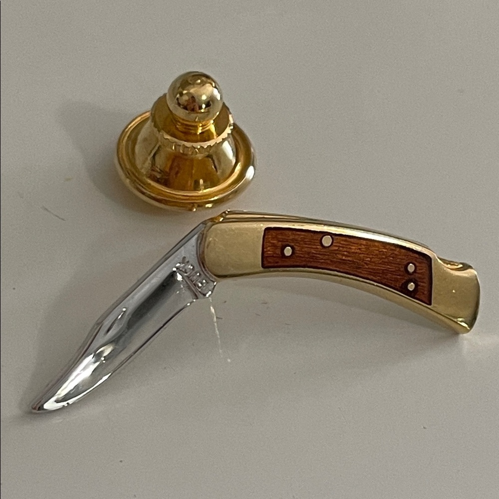 Buck Small Gold Pin Brooch Accessory